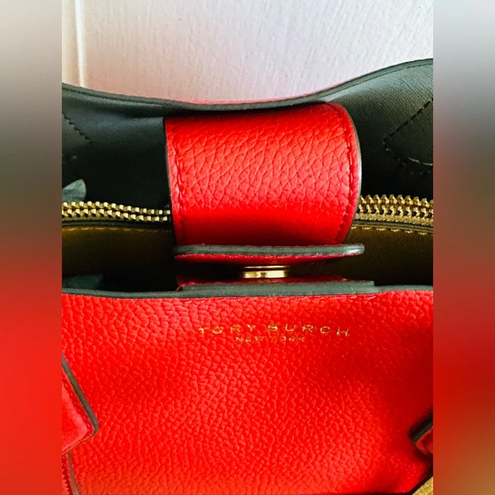 Tory Burch red leather purse with shoulder strap. NEW worn on two occasions. - Picture 3 of 6